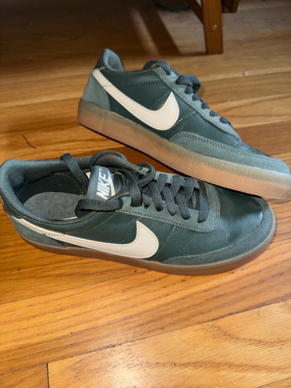 Nike women’s  Green Low-Top Sneakers suede and leather with gum soles court